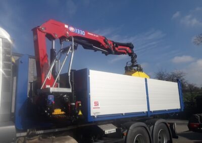 Grue HMF sur conteneur avec grappin