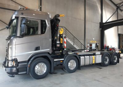 Système lève conteneur HYVA Camion 8X4 avec grue