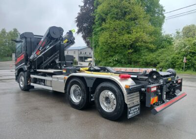 Grue HIAB sur camion 6X2 avec porte conteneur