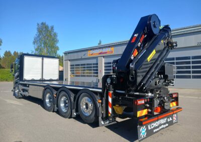 Grue HIAB avec plateau et coffre de rangement sur Tridem